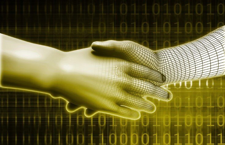 Menschenhand sch&uuml;ttelt digitale Gitterhand vor gelbem Bin&auml;rcode: Symbol f&uuml;r Zusammenarbeit von Mensch und KI.