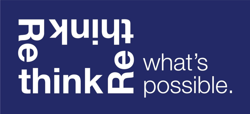 Blauer Hintergrund mit wei&szlig;em Text: &bdquo;Re think Re&ldquo; teils gespiegelt, daneben &bdquo;what&rsquo;s possible.&ldquo;
