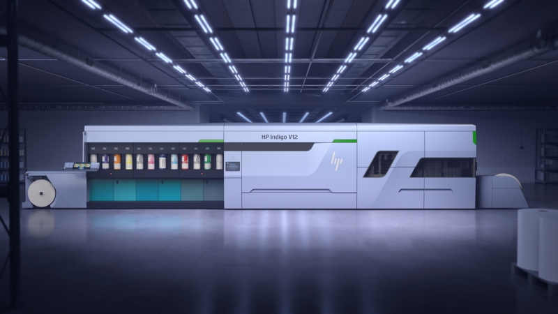 Gro&szlig;e Industriedruckmaschine HP Indigo V12 in moderner Halle; Rollenzuf&uuml;hrung links, sichtbare Farbstationen, LED-Beleuchtung.