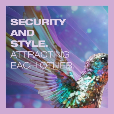 Schillernder Kolibri im Flug vor abstraktem lila-blauen Hintergrund; Text: 'SECURITY AND STYLE. ATTRACTING EACH OTHER.'